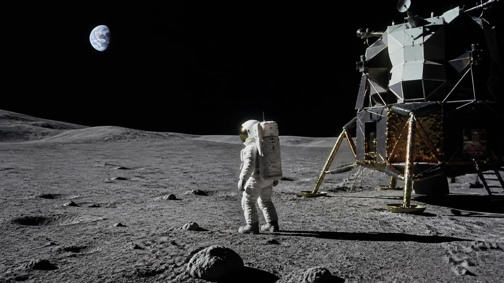 阿波罗11号登月任务中宇航员与登月舱的历史叙事画面